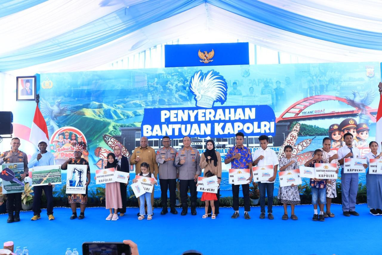 Polri Serahkan Bantuan Pendidikan bagi 10 Anak Korban KKB di Papua