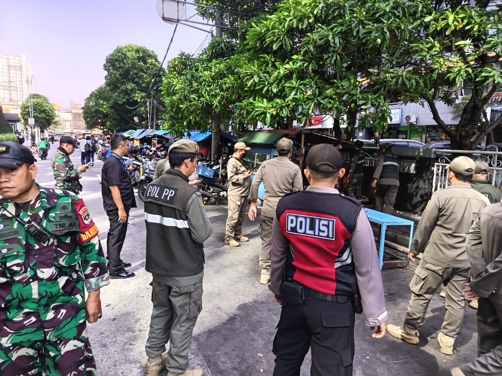 Bulan Tertib Trotoar Digelar di Apartemen Laguna Pluit, Polisi Libatkan TNI hingga Satpol PP