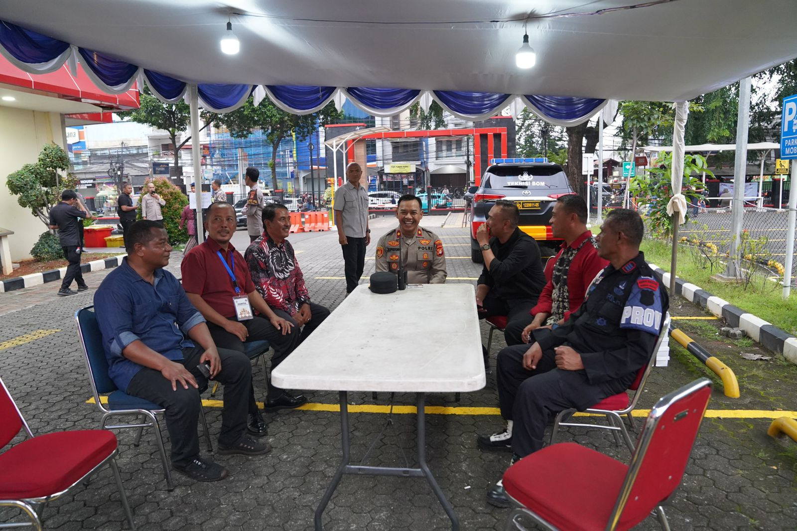 Pastikan Ibadah Misa Berjalan Lancar, Personel Korbrimob Laksanakan Pengamanan di Gereja Paroki Santo Thomas dan GPIB Gideon