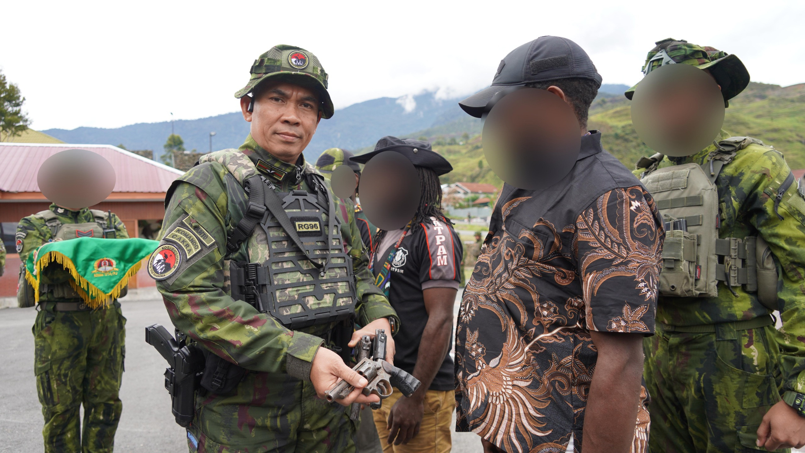 Memilih Jalan Damai, Empat Anggota OPM Puncak Jaya Serahkan Senjata kepada Pangkoops TNI Habema dan Kembali ke Masyarakat