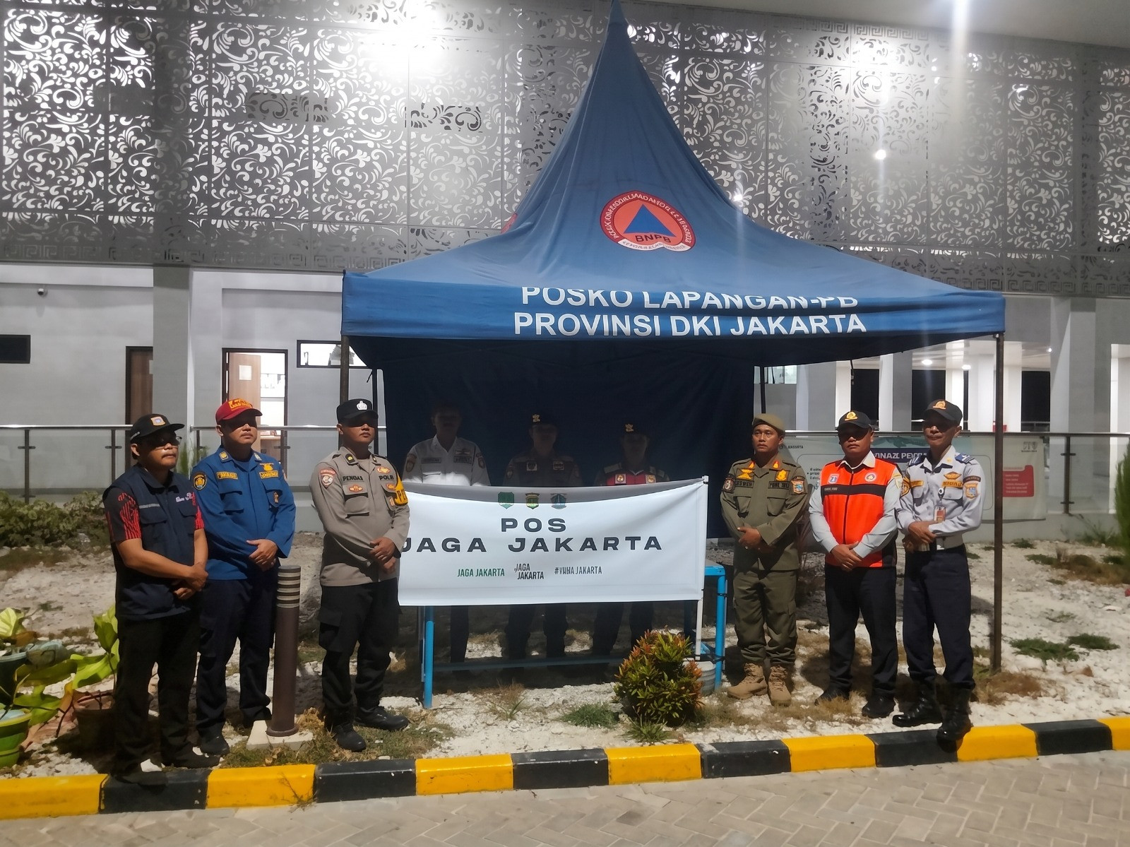 Patroli Malam, Polsek Kepulauan Seribu Selatan Sosialisasikan Layanan Polisi 110 dan Ajak Warga Tangkal Hoaks