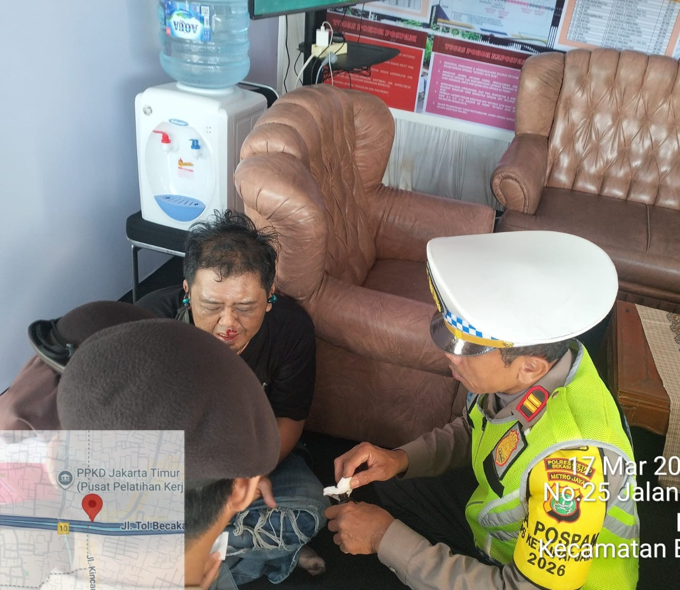 Aksi Sigap Petugas Pos Pam Bintara Jaya Bantu Pemudik yang Alami Kecelakaan