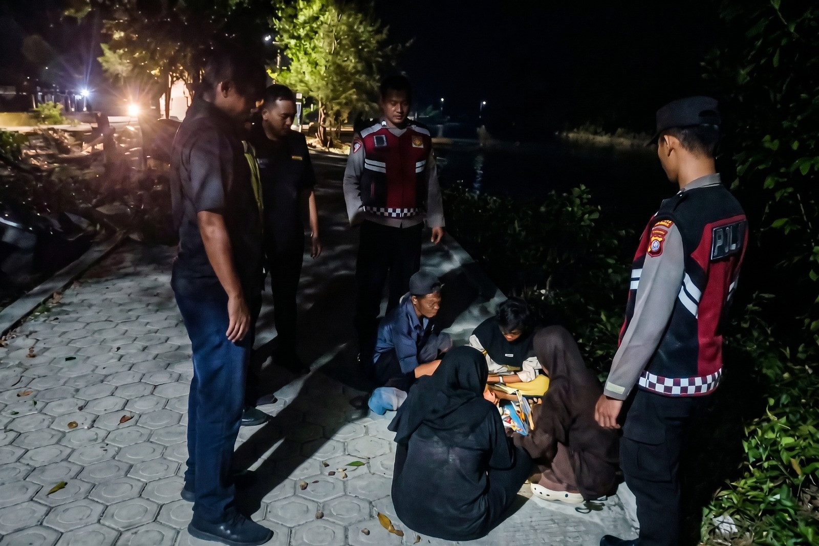 Patroli Malam Jakarta On The Spot di Pulau Tidung, Polisi Perkuat Sosialisasi Layanan Polisi 110 kepada Warga