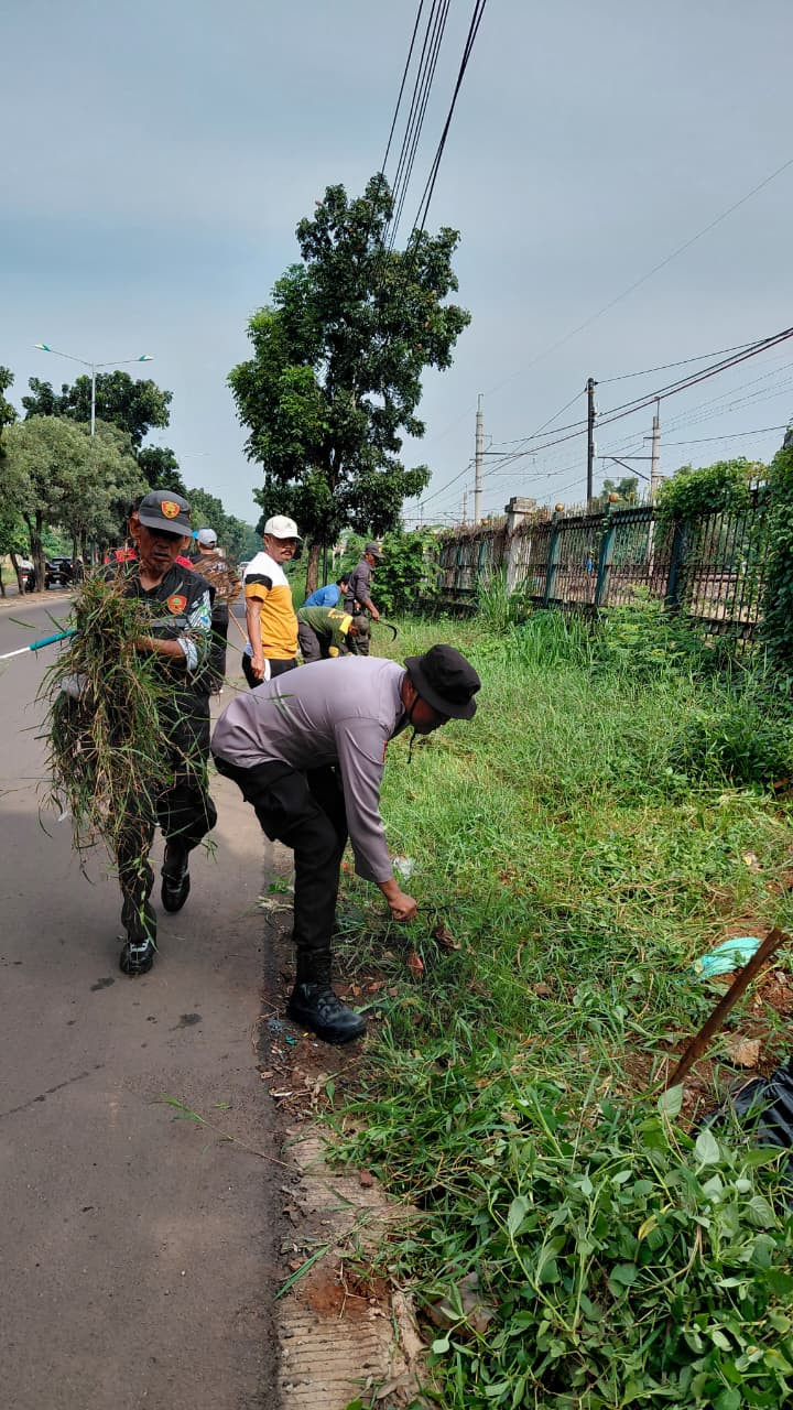 Polisi dan Warga Bersinergi, Bhabinkamtibmas Bekasi Barat Giatkan Aksi K3 di Hari Peduli Sampah Nasional