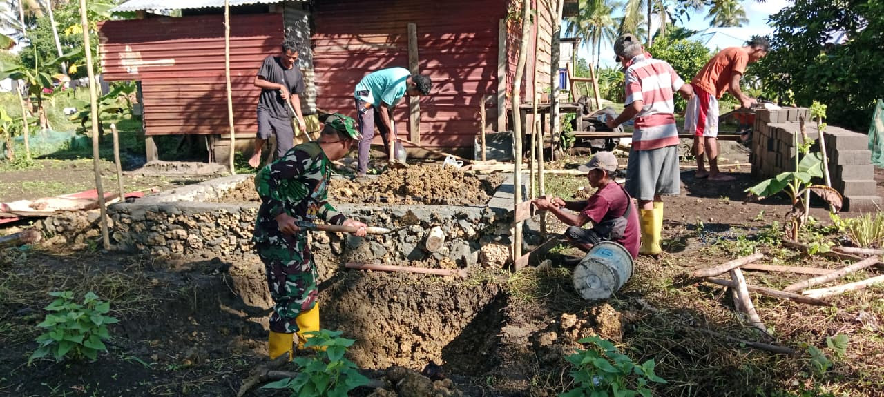 Personel Satgas TMMD Ke-127 Kodim 1514/Morotai Lanjutkan Pembangunan MCK di Desa Dehegila