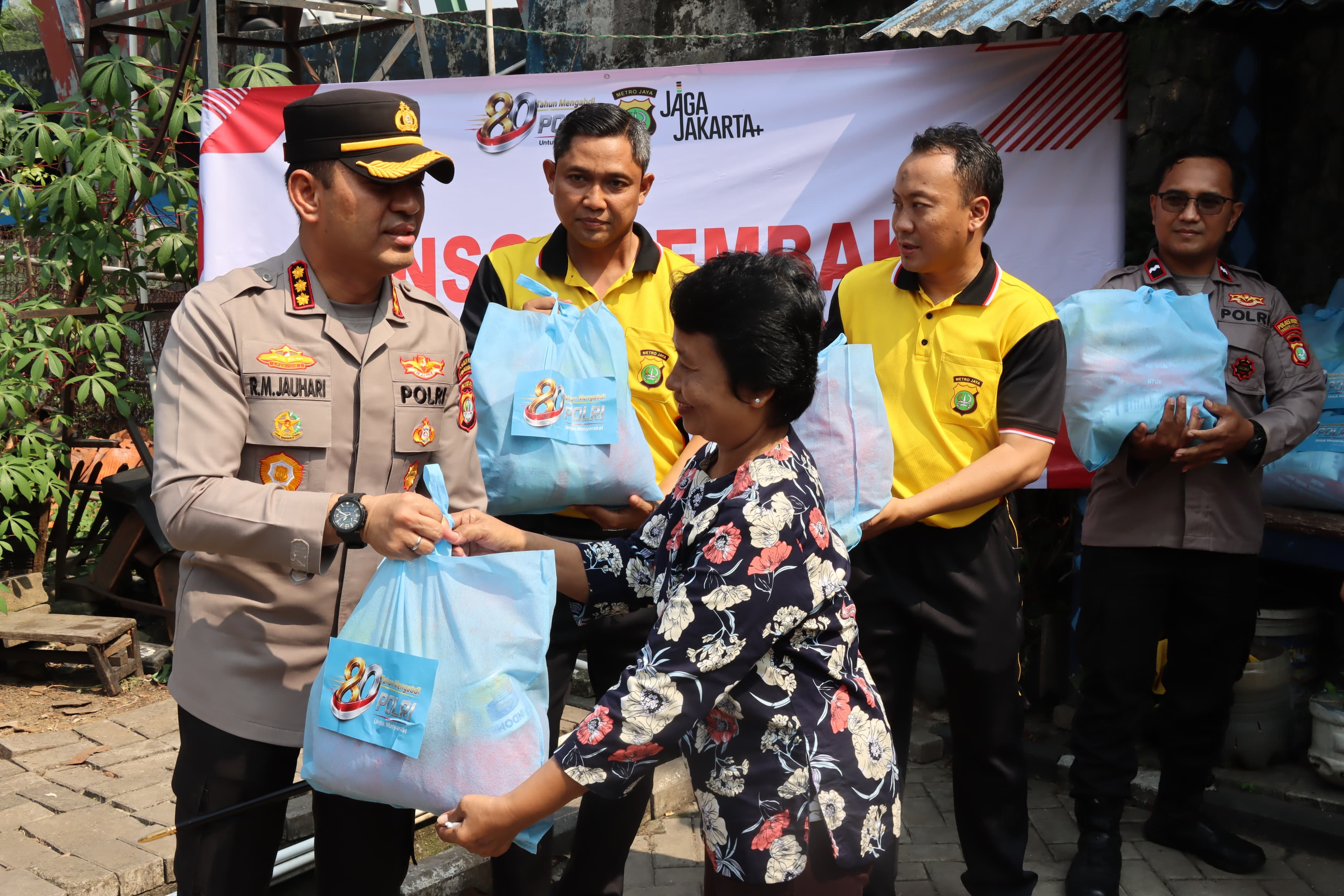 Kapolres Metro Tangerang Kota Bagika Paket Sembako di Kawasan Padat Penduduk Karawaci