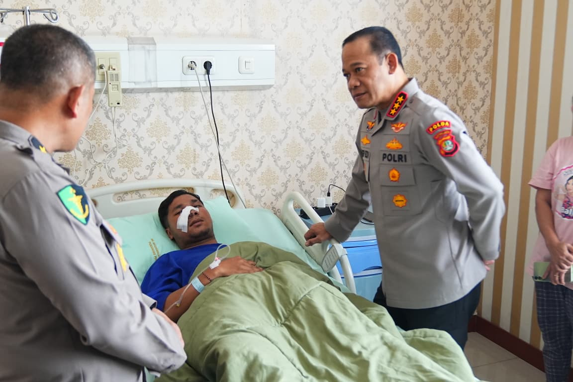 Kapolda Metro Jaya Hadir Berikan Semangat kepada Personel dan Pengemudi Ojol yang Dirawat