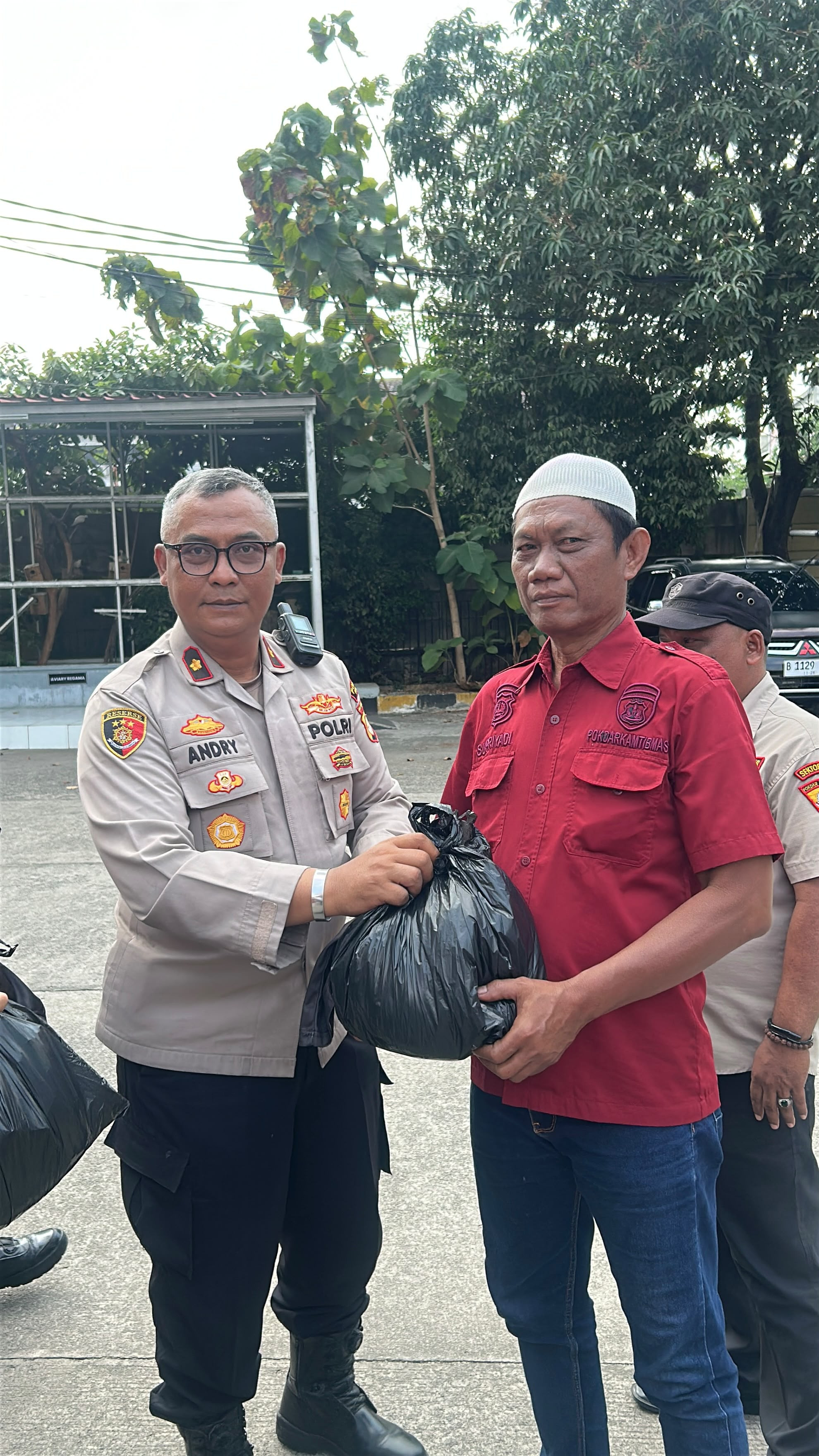 Jumat Peduli, Polsek Koja Bagikan 100 Paket Sembako untuk Warga