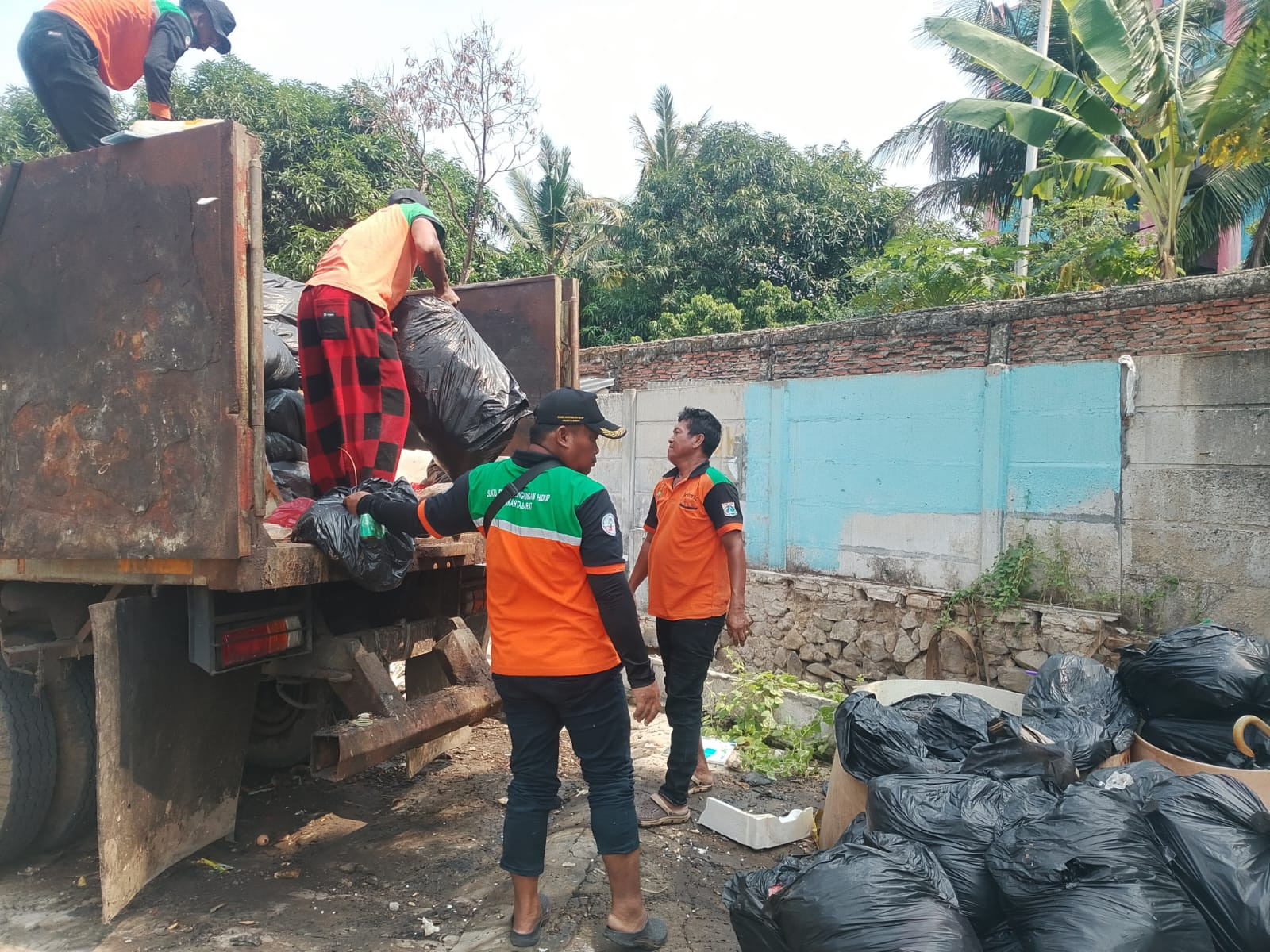 Gerak Cepat Sudin LH Jakarta Barat Atasi Tumpukan Sampah di Cengkareng Barat