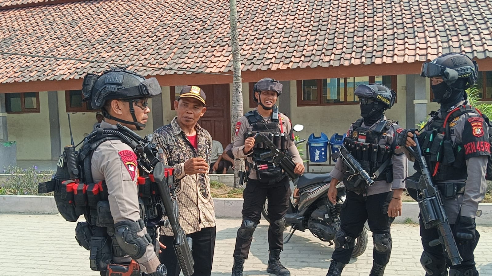 Brimob Polda Metro Jaya Patroli ke TPS Jaga Kamtibmas Pilkades di Bekasi
