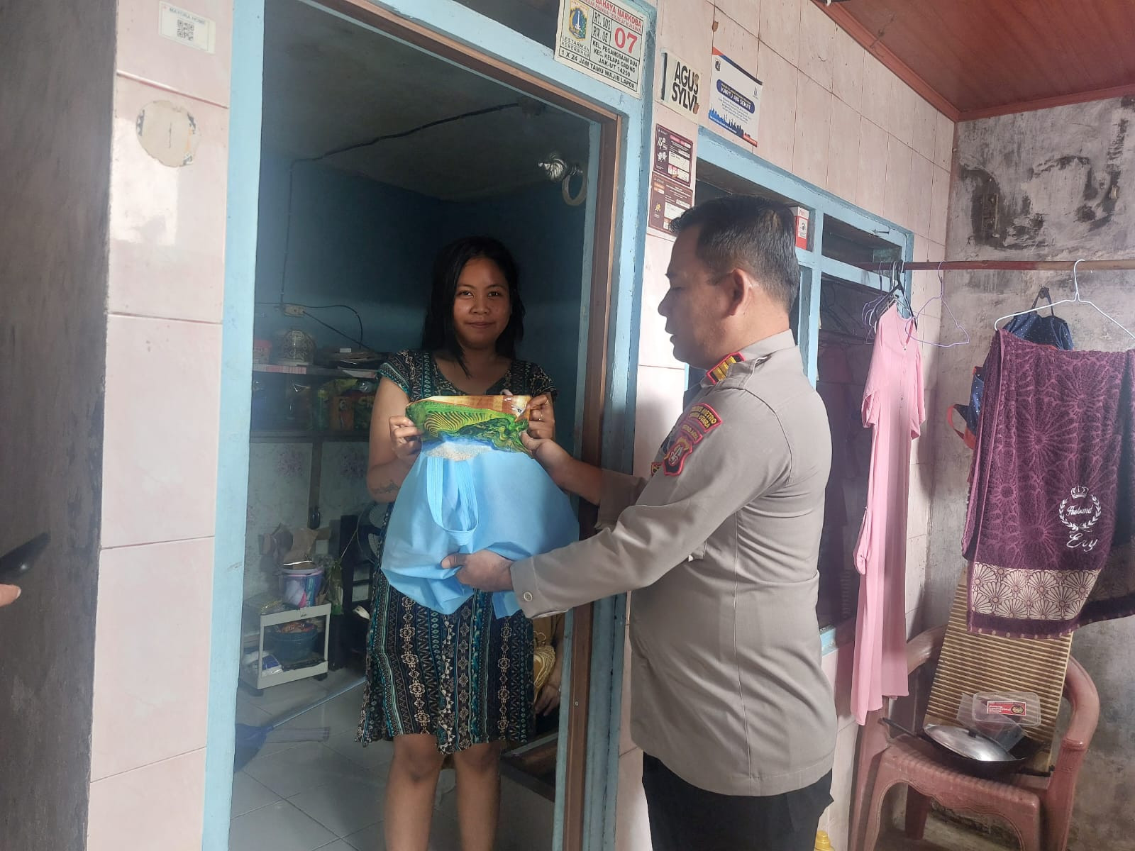 Polsek Kelapa Gading Salurkan Bansos untuk Warga Slum Area Pegangsaan Dua, Wujudkan Kepedulian di Bulan Kemerdekaan