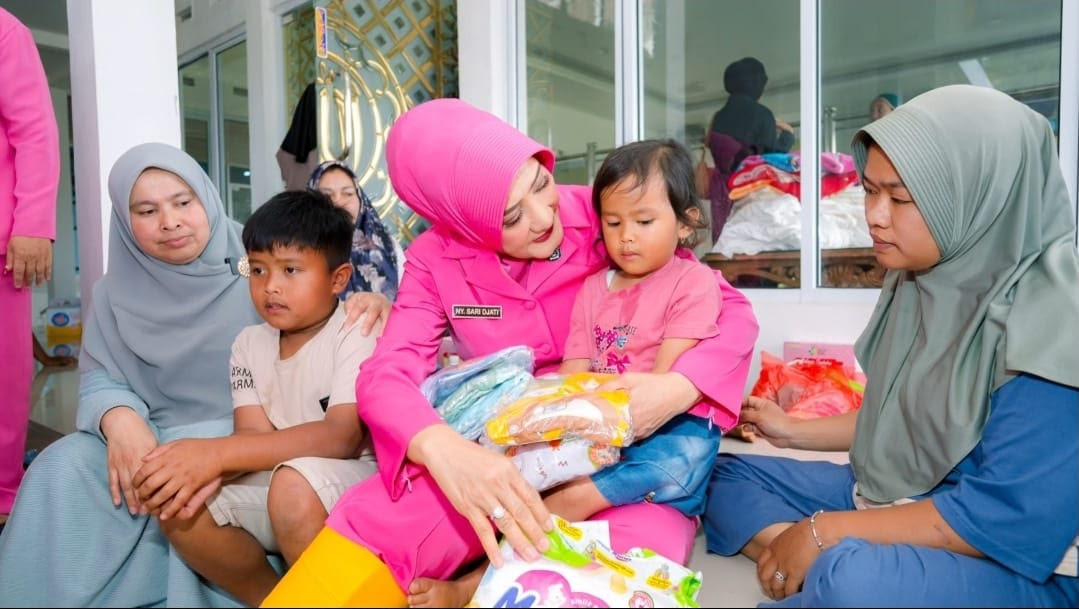 HKGB ke-74, Bhayangkari Sumbar Hadir Berikan Bantuan bagi Warga Terdampak Banjir Bandang