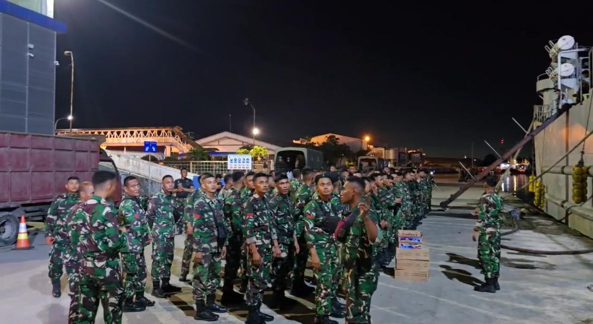 KRI Teluk Banten-516 TNI AL Laksanakan Debarkasi Personel dan Distribusi Bahan Kontak di Belawan