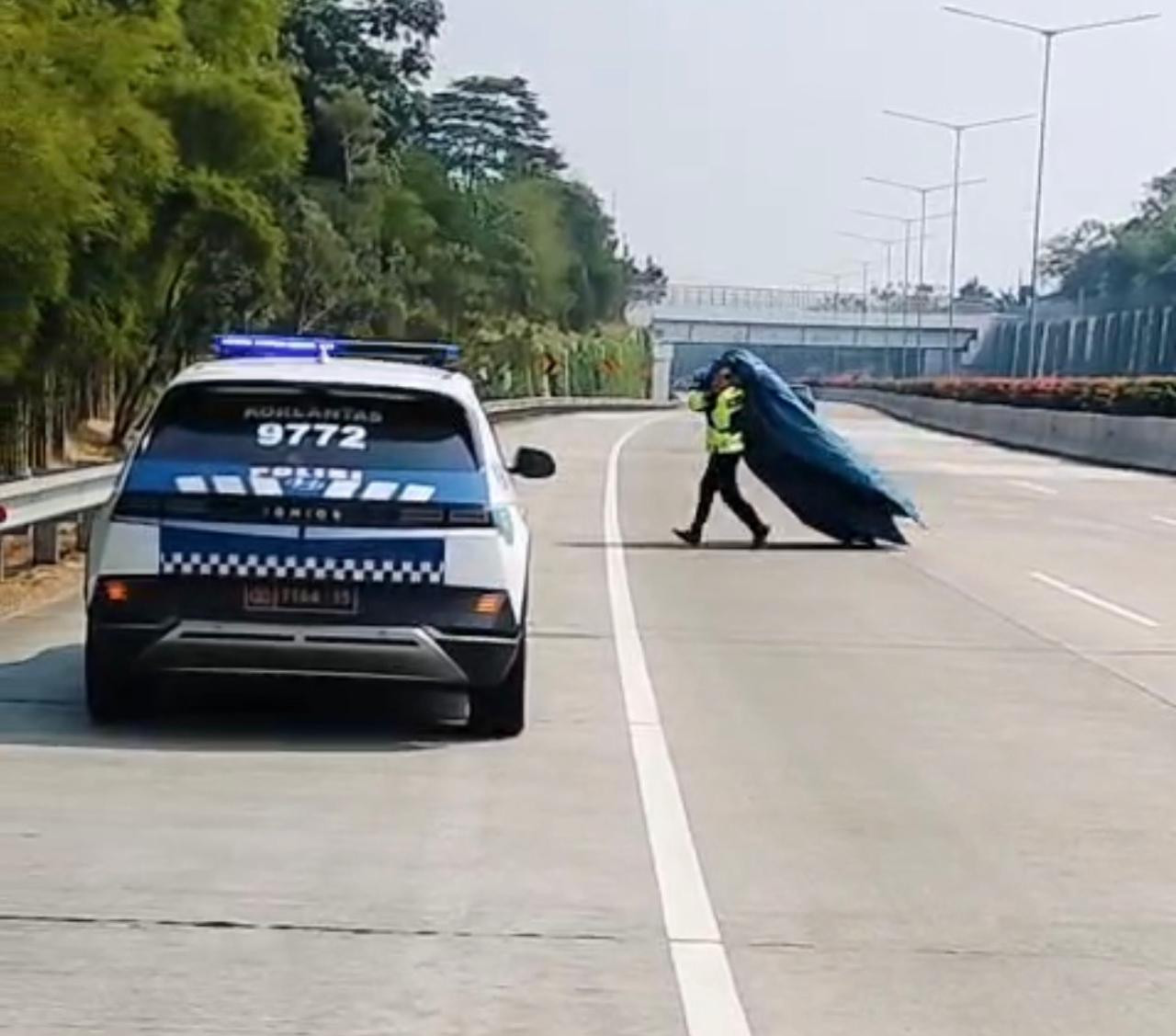 Respons Cepat Personel PJR BSD Korlantas Polri Singkirkan Terpal yang Membahayakan di Jalan Tol