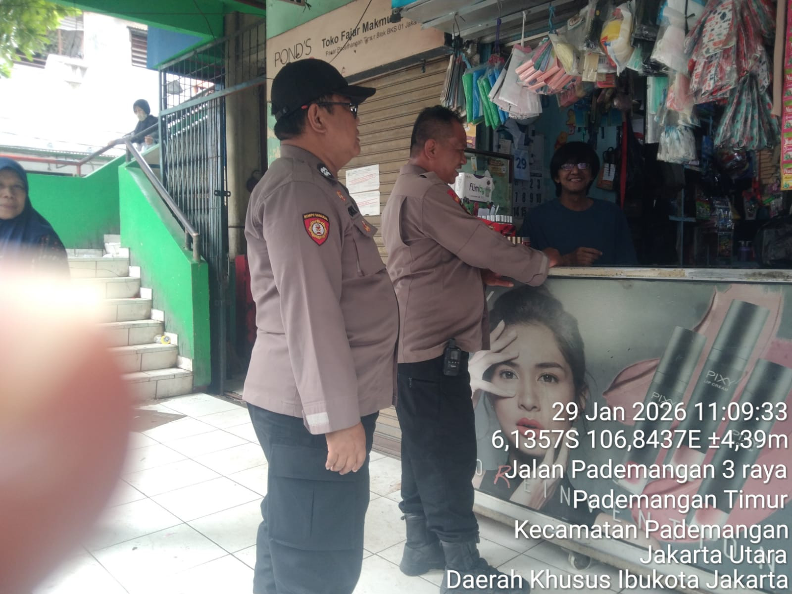 Patroli Jalan Kaki Polsek Pademangan Sambangi Pasar Elang, Perkuat Keamanan Lingkungan