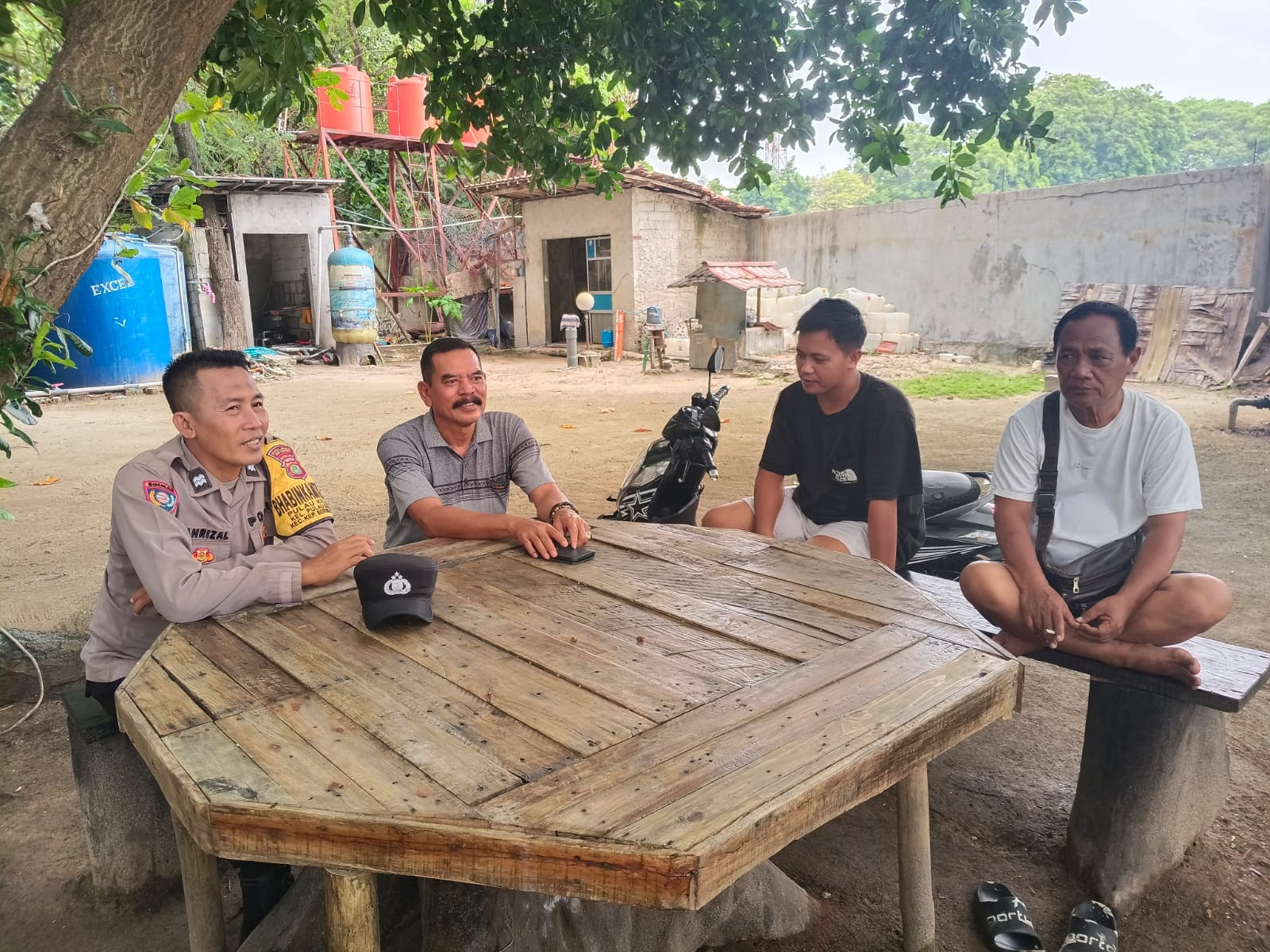 Jaga Jakarta di Pulau Kelapa, Bhabinkamtibmas Sosialisasikan Layanan Polisi 110 dan Imbau Warga Jaga Kamtibmas