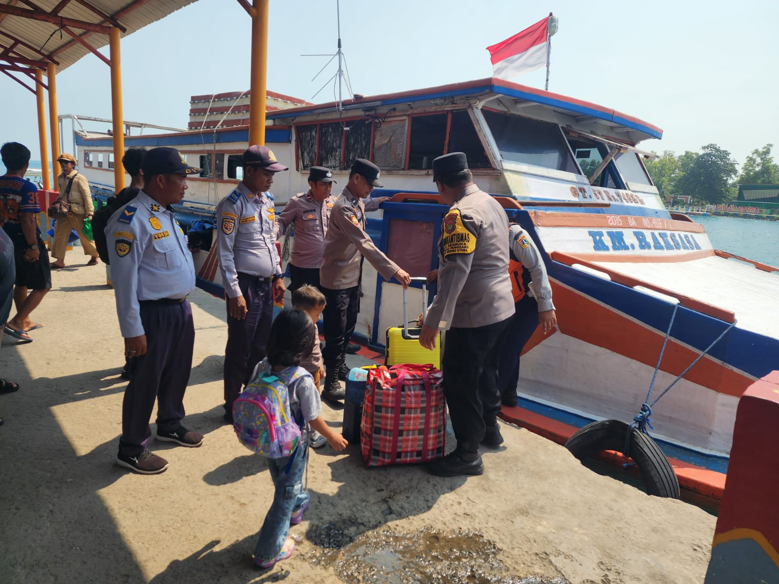 Jakarta On The Spot, Polres Kepulauan Seribu Hadir Humanis di Dermaga Bantu Penumpang dan Sosialisasikan Layanan Polisi 110