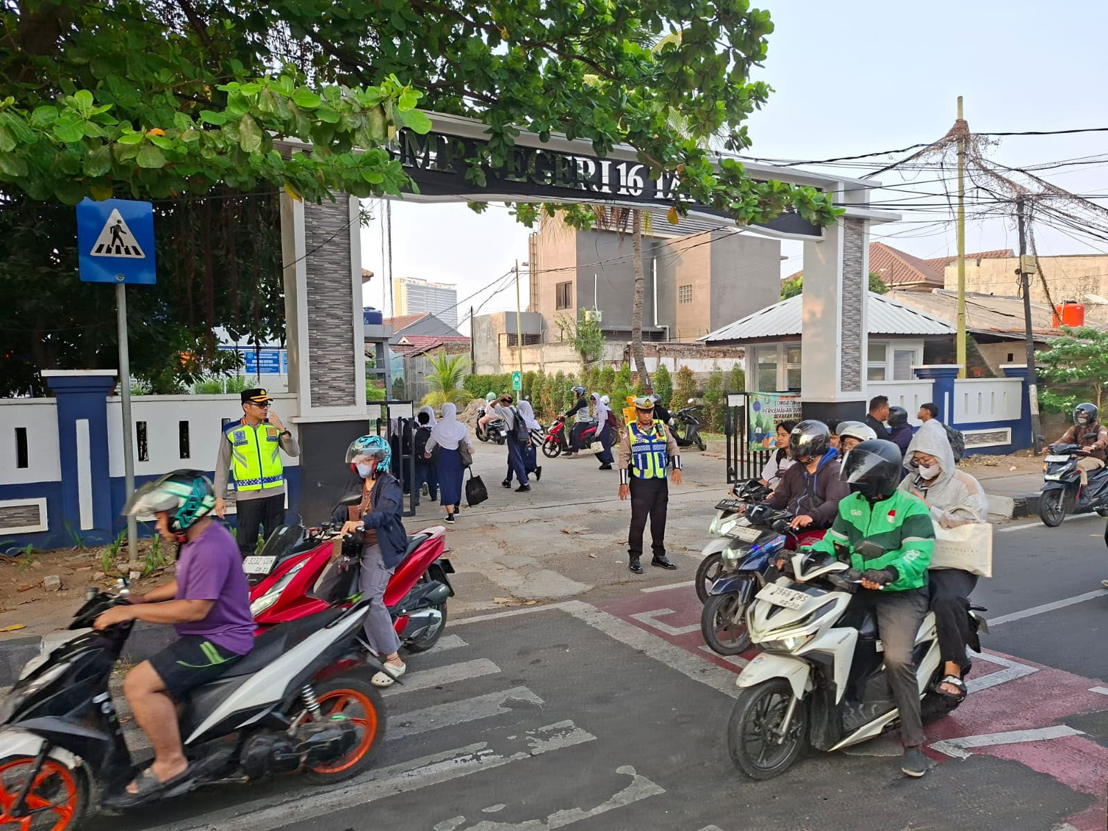 Kapolres Metro Tangerang Kota Turun Langsung Atur Lalu Lintas Pagi, Pastikan Aktivitas Warga Lancar