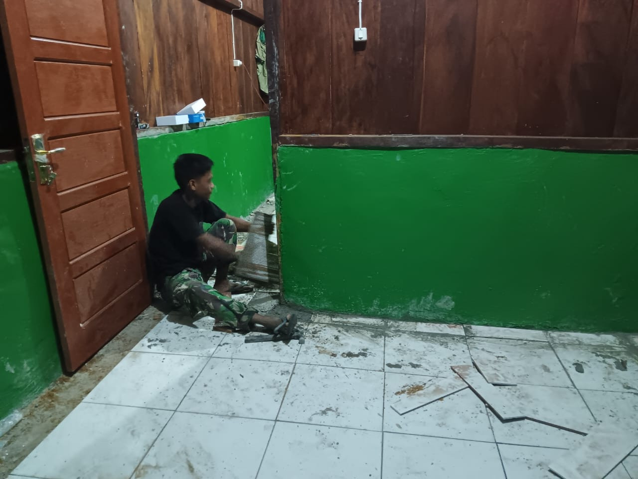 Pantang Menyerah hingga Malam, Satgas TMMD Ke-129 Kodim 1807/Sorsel Lembur Finishing Rumah Type 36 untuk Warga Kampung Sesor