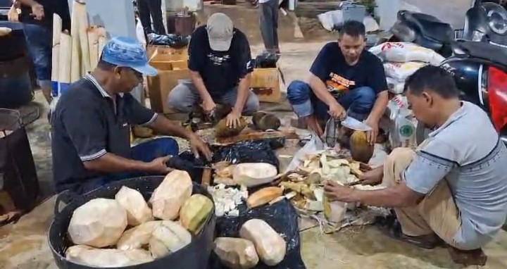 PWI Aceh dan PT Wajib Usaha Mix Masak 10 Kuali Kuah Beulangong untuk Korban Banjir Aceh Tamiang