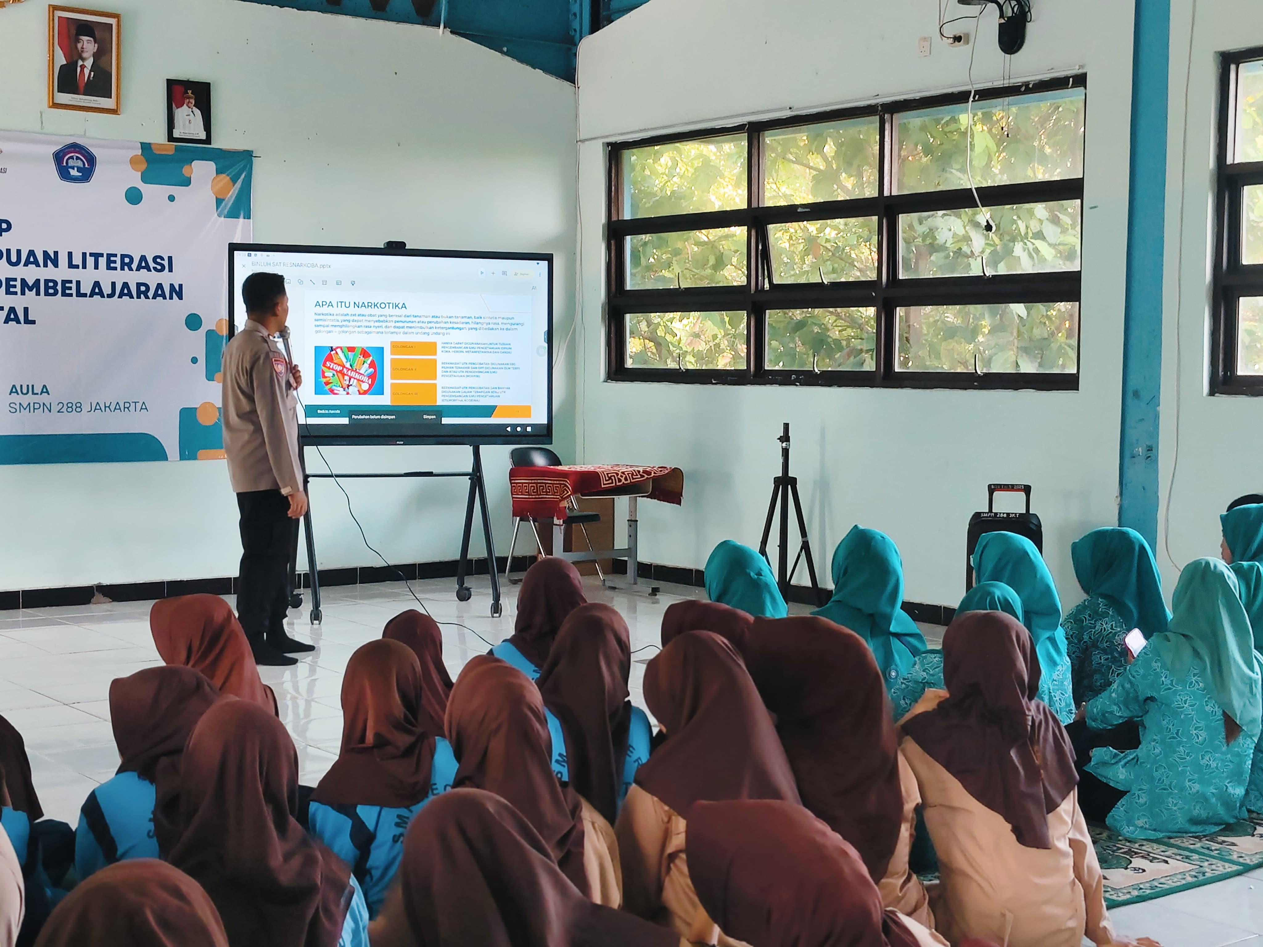 Bhabinkamtibmas Pulau Lancang Berikan Penyuluhan Bahaya Narkotika kepada Siswa SMPN 288 Jakarta