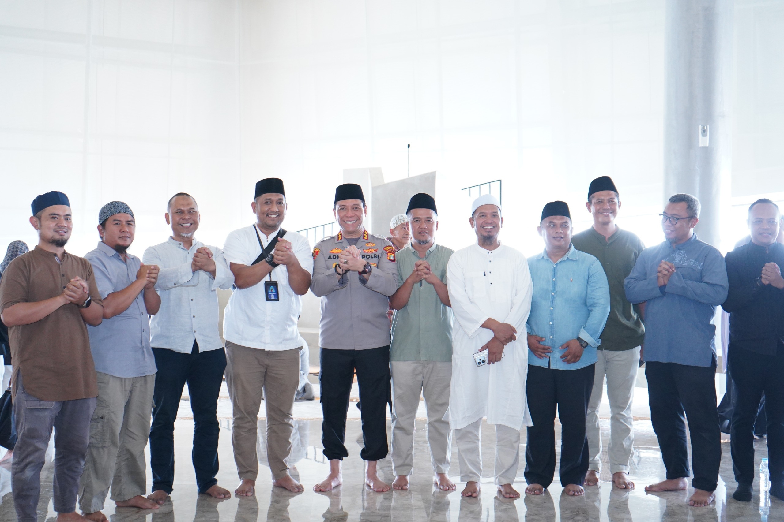 Kapolres Metro Jakarta Utara Gelar Salat Jumat Keliling di Masjid Apung An-Nur Ancol, Sampaikan Pesan Kamtibmas