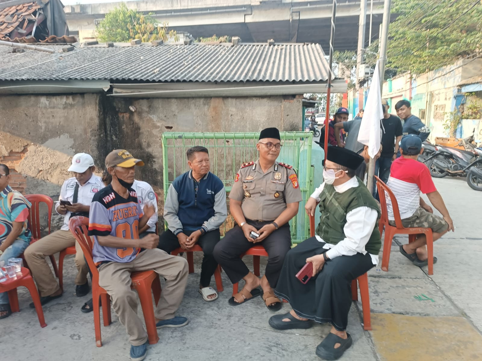 Kapolsek Koja Takziah ke Rumah Duka Tokoh Masyarakat H. Sudrajat, Wujud Kepedulian Polri kepada Warga