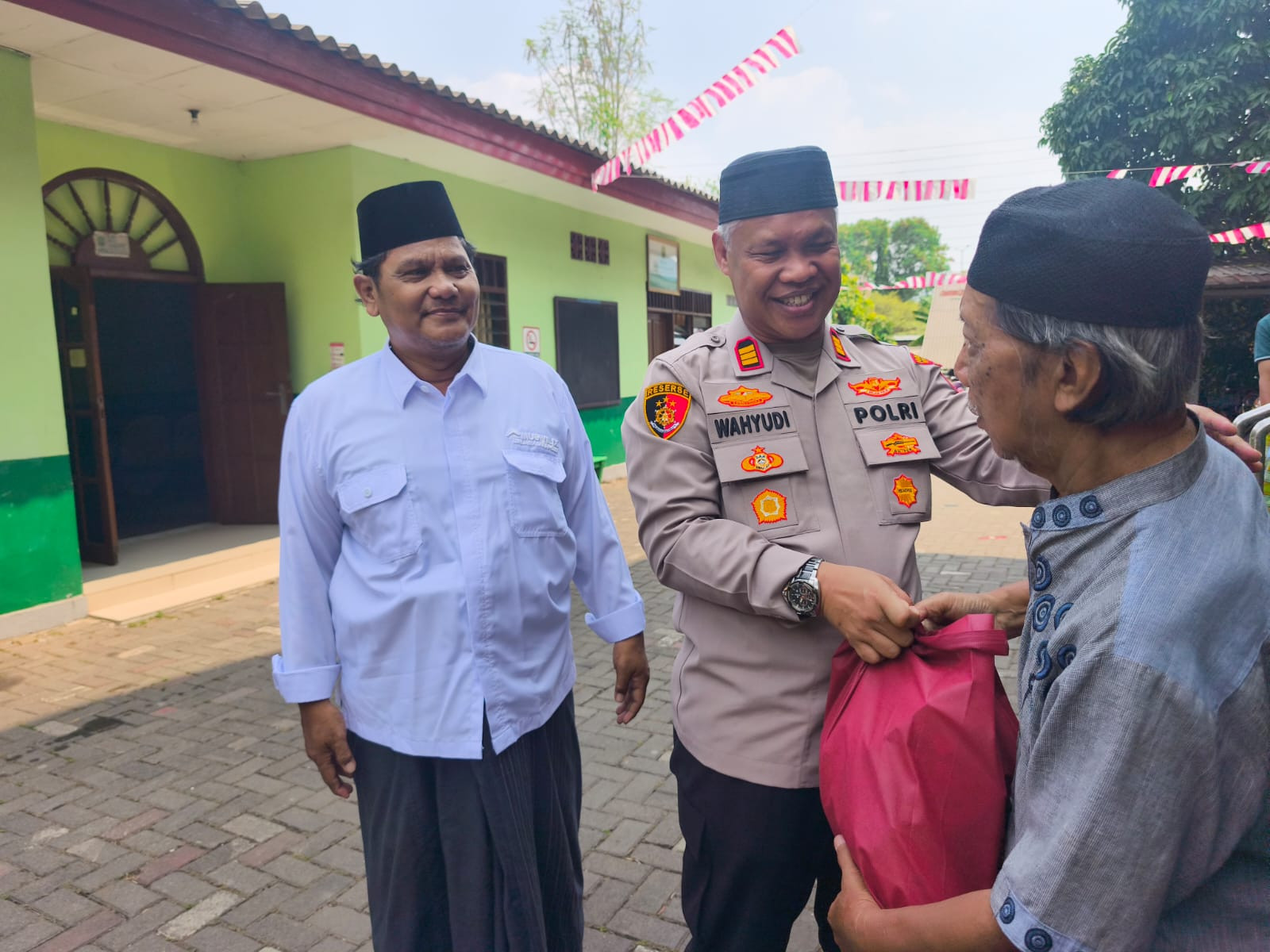 Jumat Berkah, Kapolsek Bekasi Barat Salurkan Bantuan Sembako untuk Lansia dan Warga Sakit