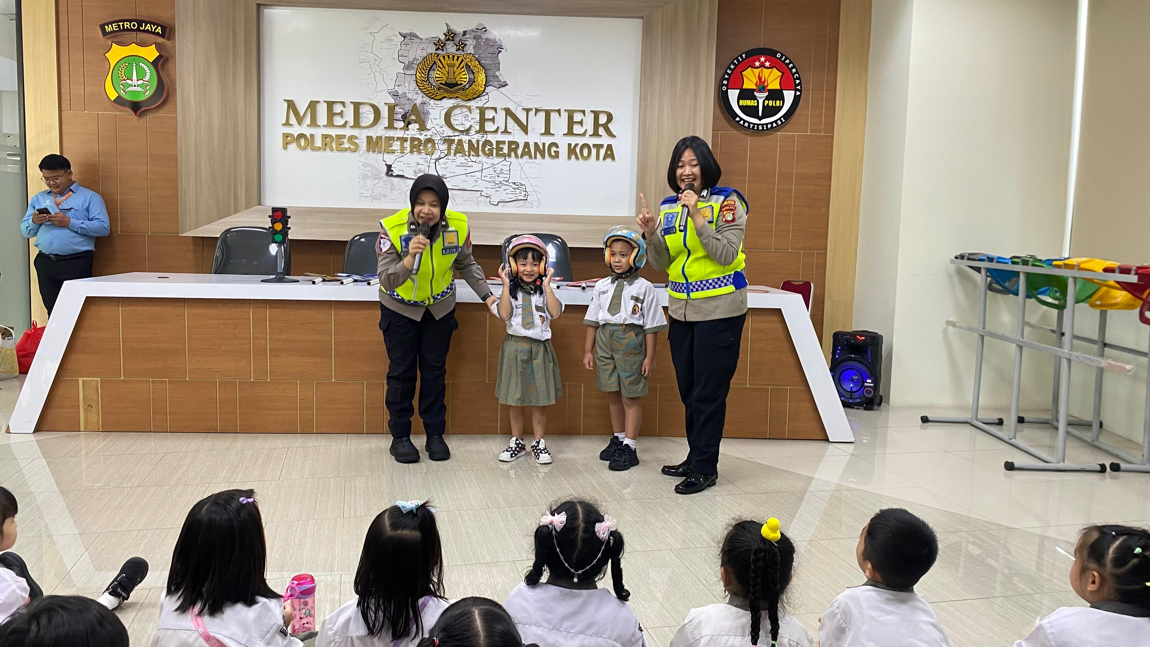 Polisi Jadi Sahabat Anak, Satlantas Polres Metro Tangerang Kota Sambut Kunjungan Siswa TK Perguruan Buddhi