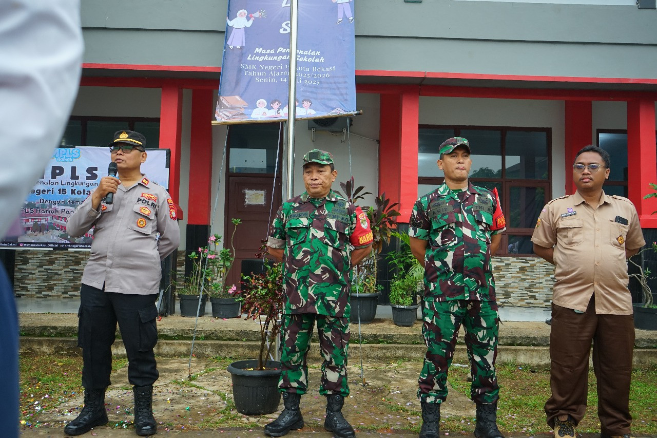 Sinergitas TNI- Polri Hadiri Pembukaan MPLS di SMKN 15 Kota Bekasi Wilayah Kelurahan Padurenan