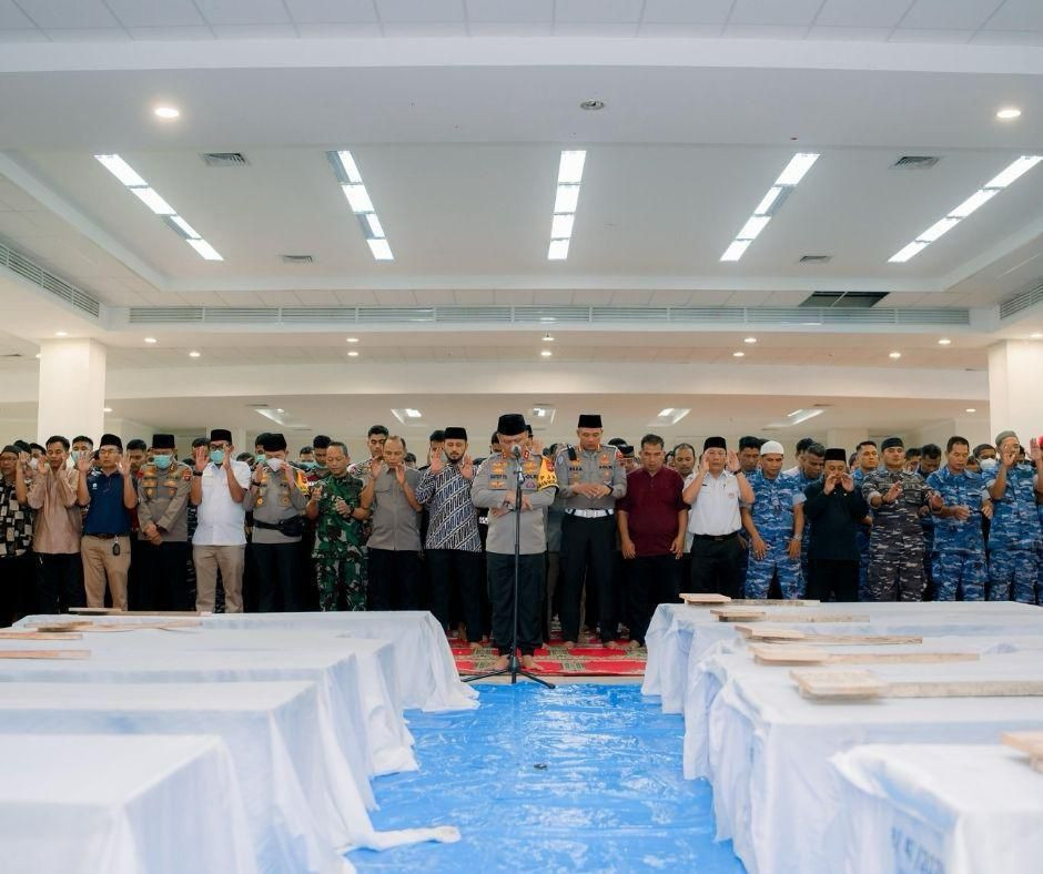 Kapolda Sumbar Pimpin Shalat Jenazah 24 Korban Banjir di Masjid Raya Al Minangkabawi