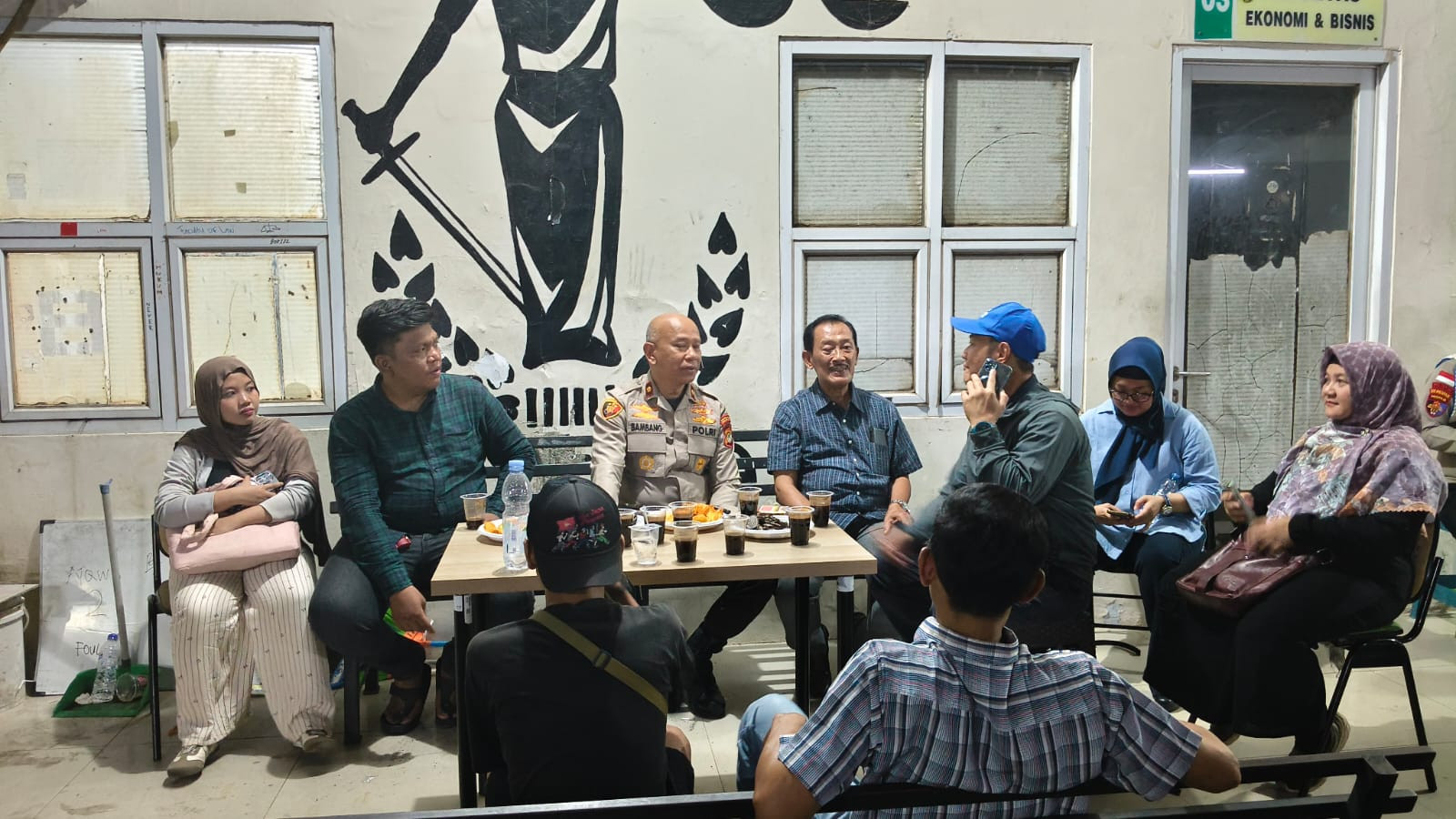 Jaga Jakarta On The Spot : Kapolsek Pondok Gede Perkuat Sinergi dengan Universitas Islam As-Syafi'iyah Melalui Ngopi Bareng