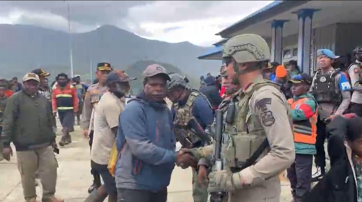 Aparat Gabungan Satgas Ops Damai Cartenz bersama Polres Puncak Amankan Aksi Masyarakat di Ilaga, Situasi Berlangsung Aman dan Kondusif