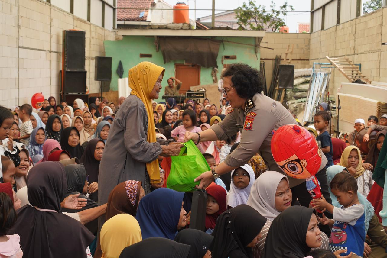 Kapolres Metro Bekasi Gelar Jum’at Berbagi dan Ceramah Kamtibmas Bersama Ibu-Ibu Sabuk Kamtibmas di Cikarang Utara