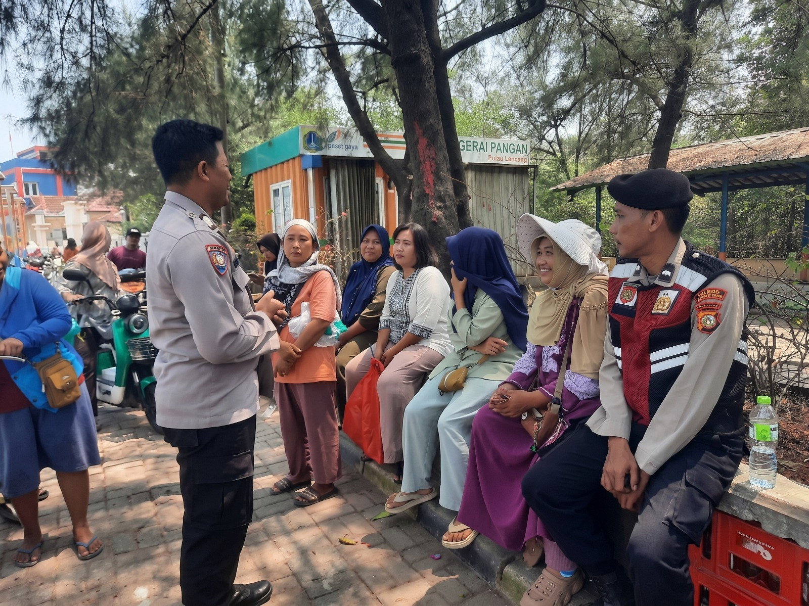 Layanan Polisi 110 Disosialisasikan di Pulau Lancang, Bhabinkamtibmas Imbau Warga Waspada Kebakaran Lahan dan Ombak Tinggi
