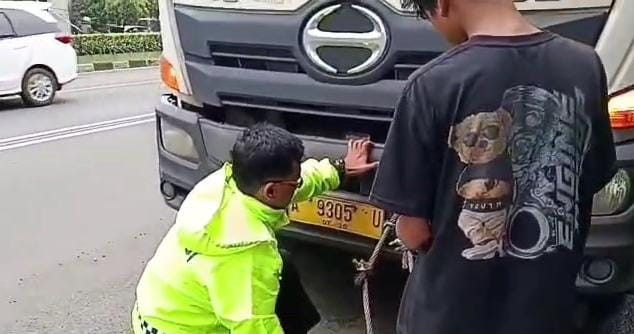 Polantas Bekasi Kota Sigap Bantu Evakuasi Trailer Mogok di Jalan Ahmad Yani