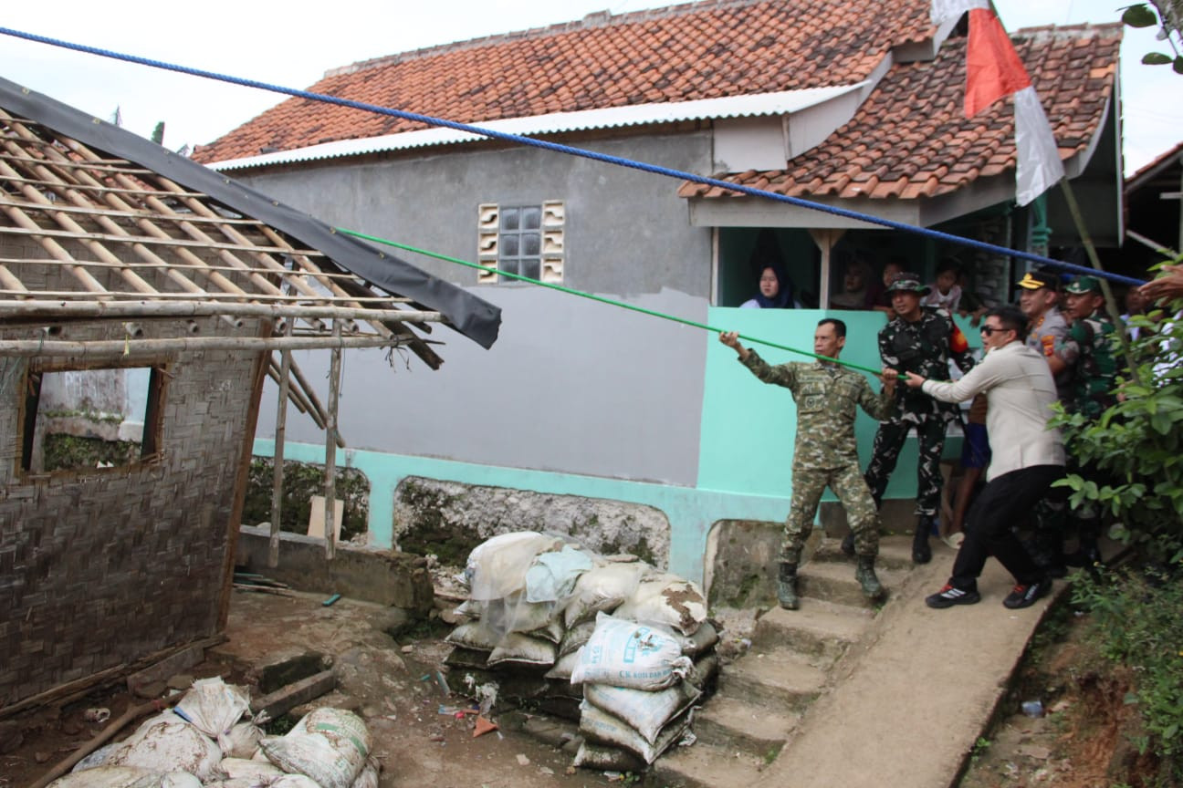 TNI Hadir untuk Rakyat: Program RUTILAHU di Cigudeg Bikin Warga Tersenyum