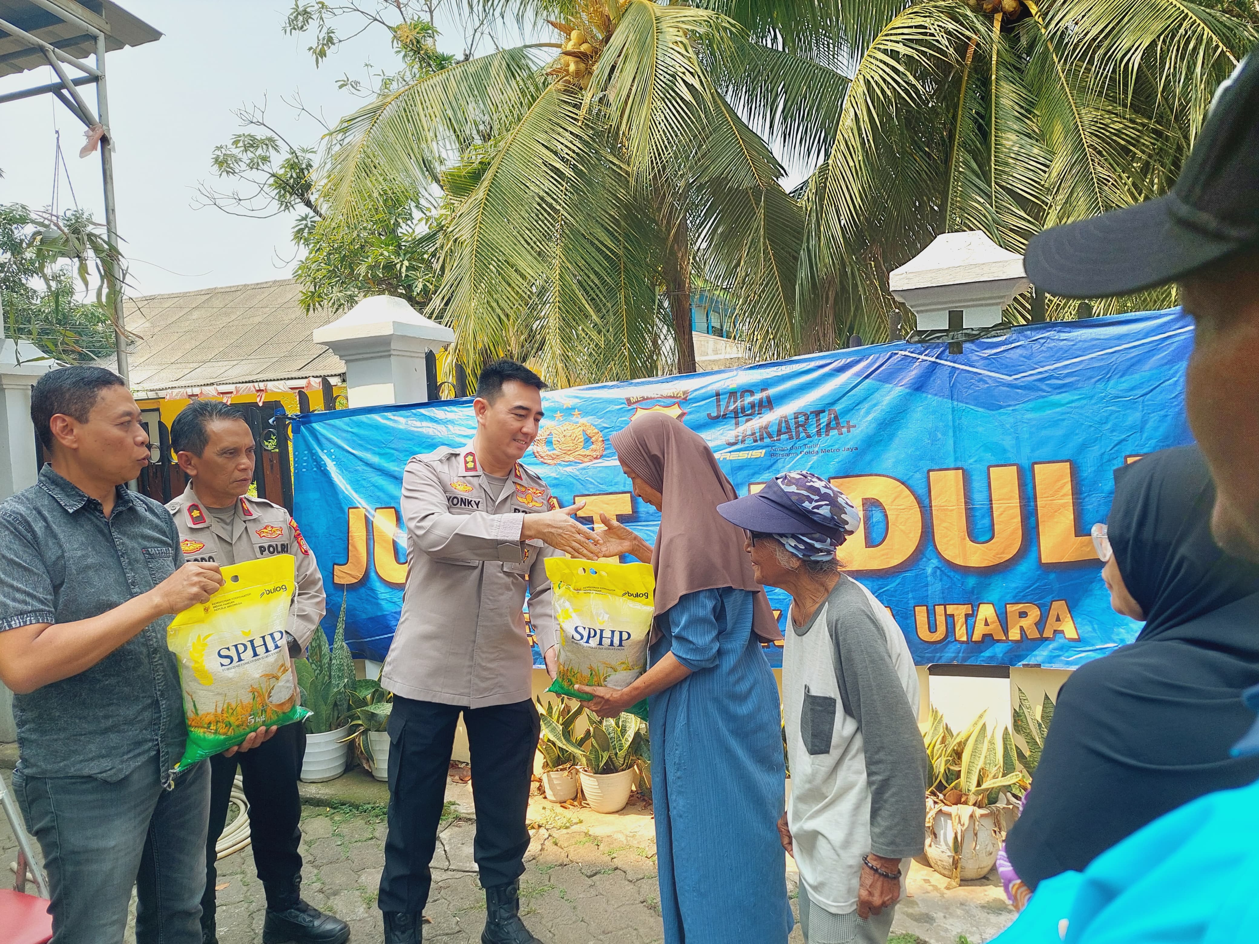 Polres Metro Jakarta Utara Salurkan Bantuan Beras kepada Warga Lewat Program Jumat Peduli