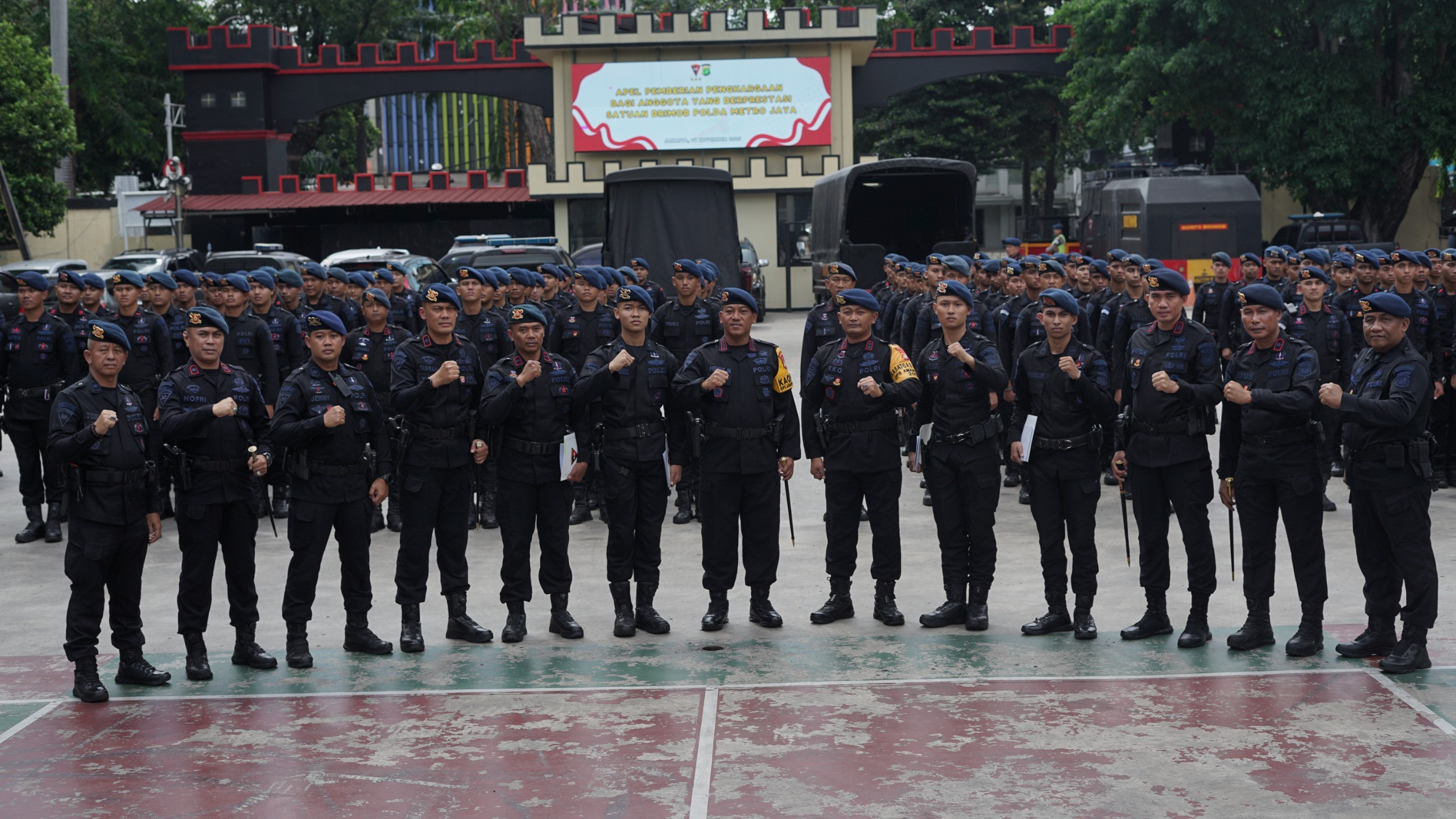 Brimob Polda Metro Jaya Beri Penghargaan kepada Anggota Berprestasi