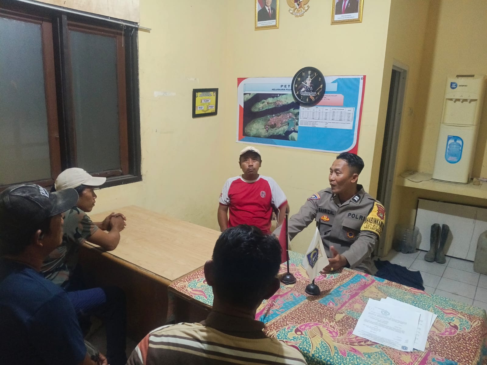 Layanan Polisi 110 Disosialisasikan dalam Patroli Malam, Polsek Kepulauan Seribu Utara Perkuat Keamanan Lingkungan