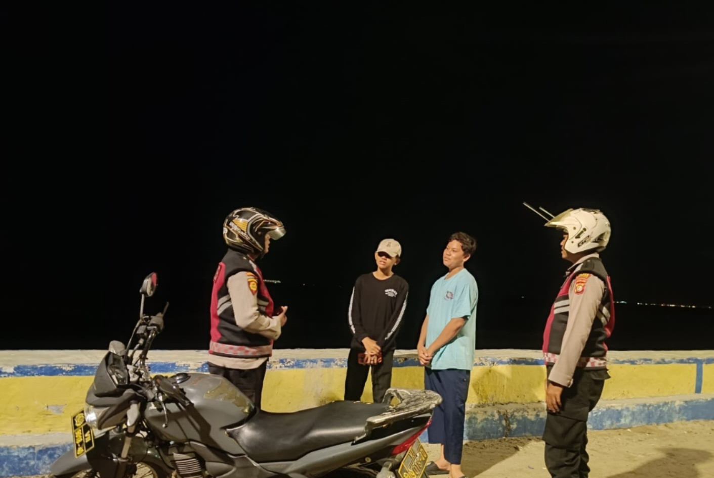 Patroli Malam Gabungan Polsek Kepulauan Seribu Selatan, Sosialisasikan Layanan 110 dan Barcode Pengaduan untuk Cegah Guantibmas