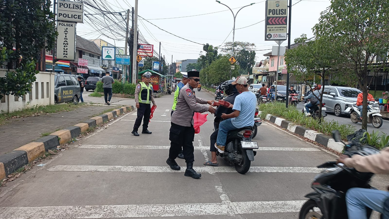 Ramadhan 1447 H, Polsek Jatisampurna Gelar "Berbagi Berkah" di Depan Mapolsek Jatisampurna