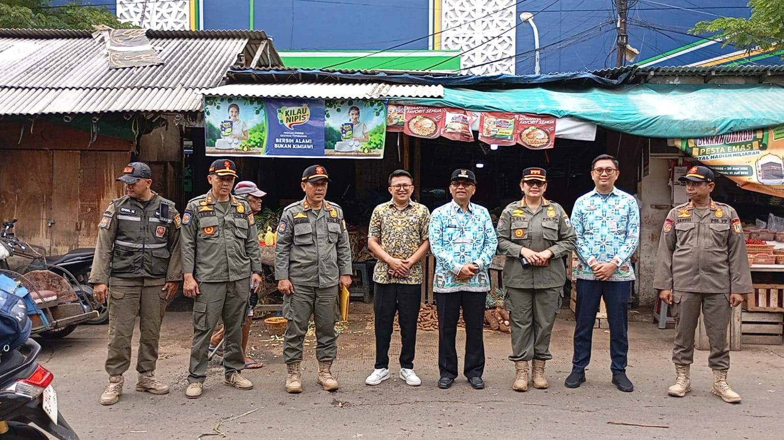 Keluhan Warga Ditindaklanjuti, PKL di Jalan Pasar Baru Kalibaru Ditertibkan