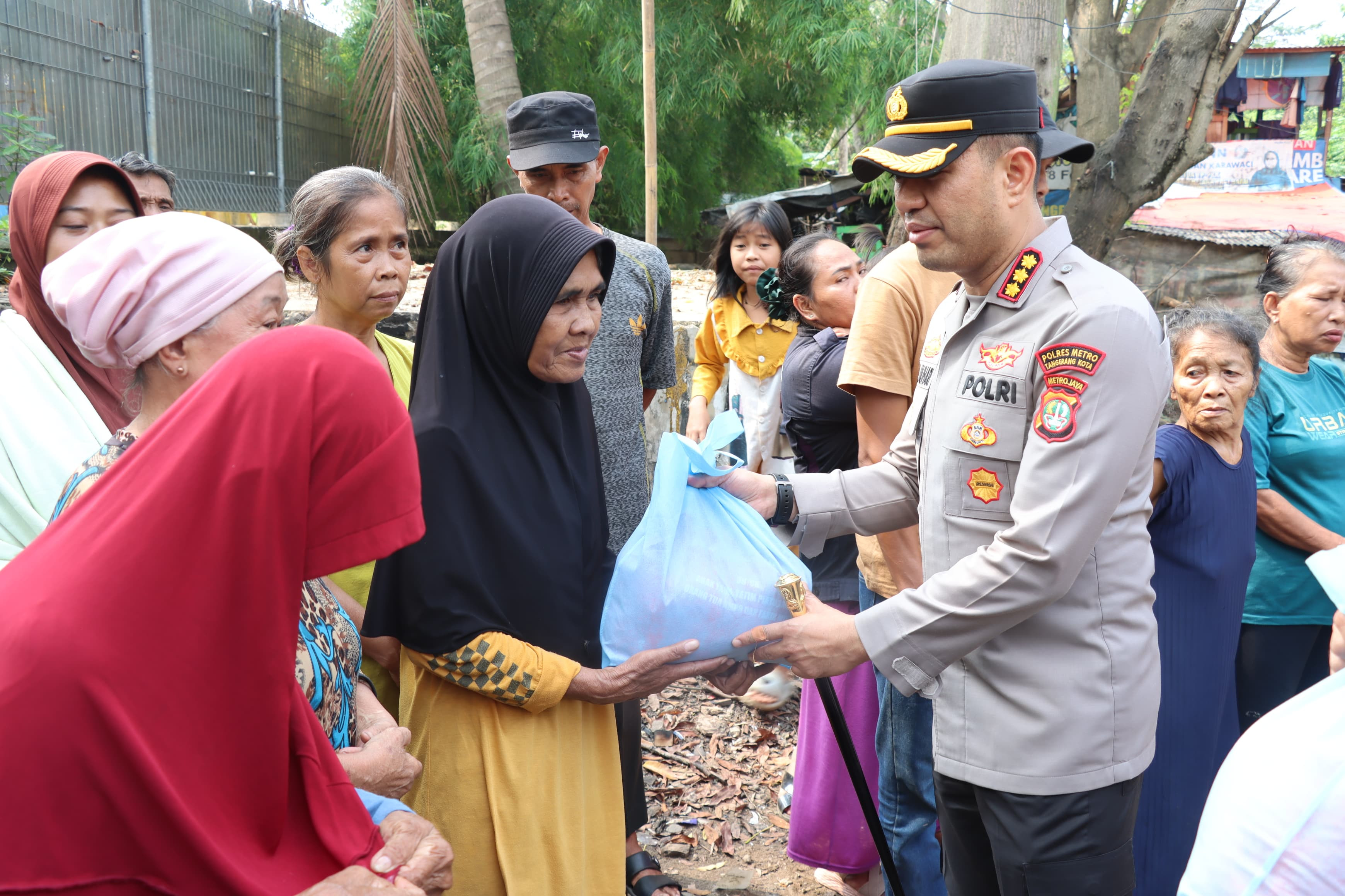 Jaga Jakarta On The Spot Sentuh Warga Mekarsari, Kapolres Metro Tangerang Kota Salurkan Bantuan Sembako