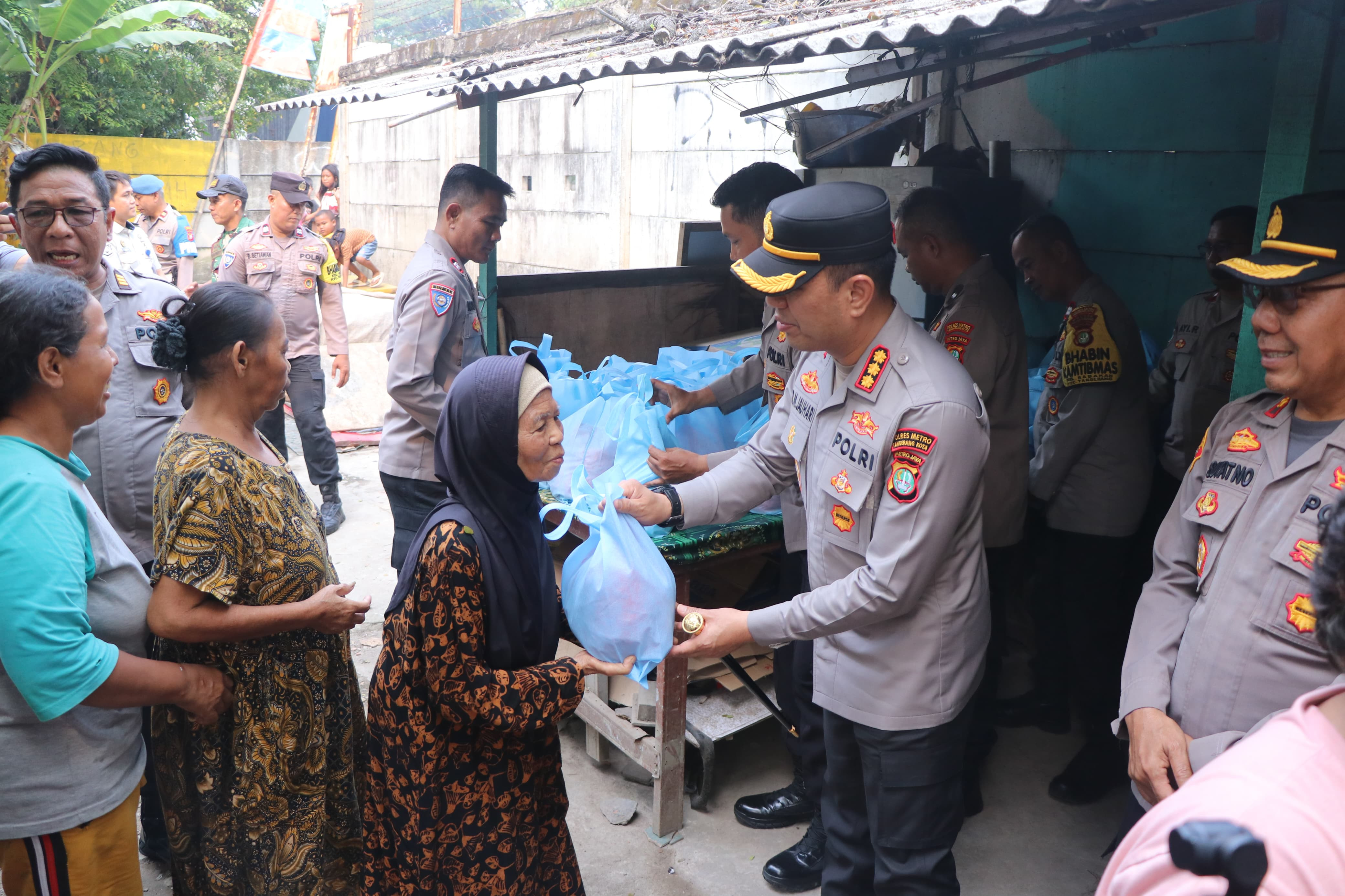 Dari Rumah ke Rumah, Kapolres Metro Tangerang Kota Dekatkan Polisi dengan Warga Tanah Tinggi