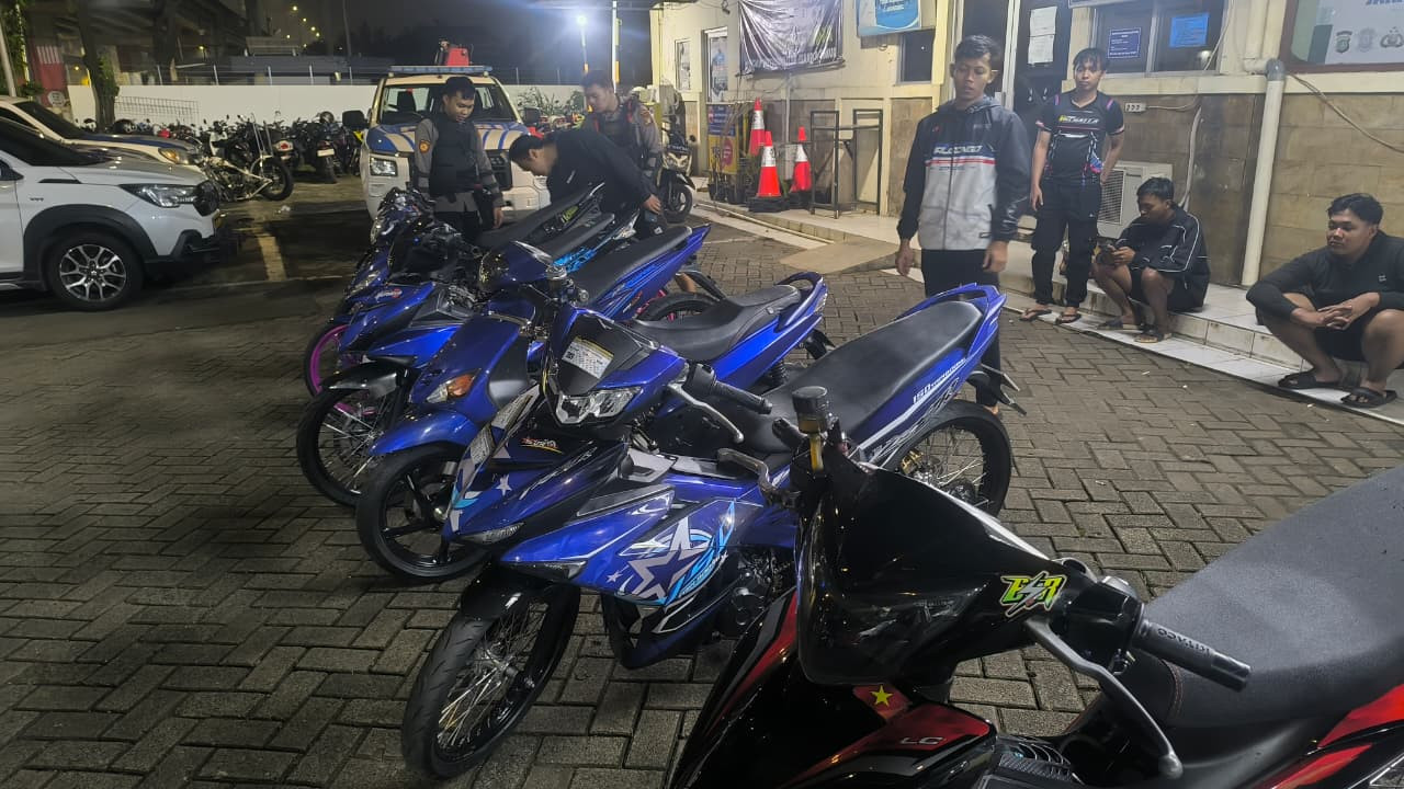 Brimob Polda Metro Jaya Bersama Satgas Anti Tawuran Gagalkan Balap Liar di Jakarta Timur