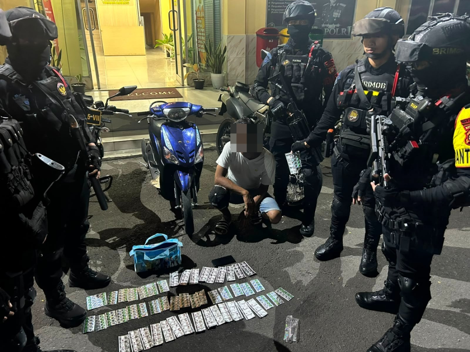 Brimob Polda Metro Jaya Amankan Pemuda Bawa 530 Butir Obat Keras di Tanah Abang