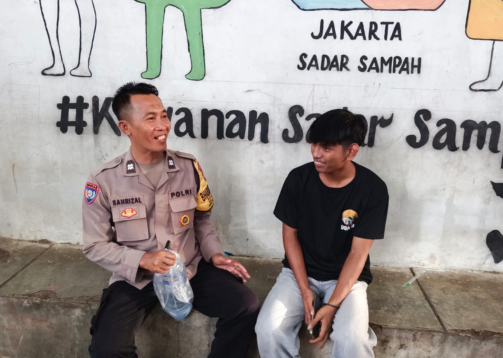 Bhabinkamtibmas Pulau Kelapa Pererat Silaturahmi dengan Warga, Layanan Polri 110 Disosialisasikan
