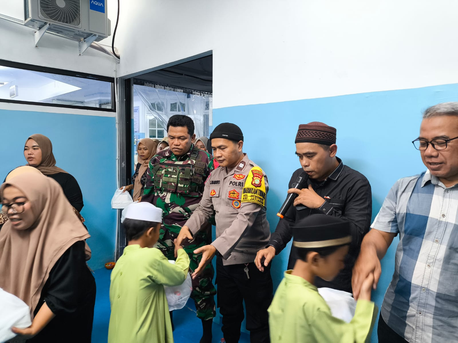 Hadir di Tengah Masyarakat, Sinergitas TNI-Polri Jatikramat Kawal Kegiatan Santunan Anak Yatim