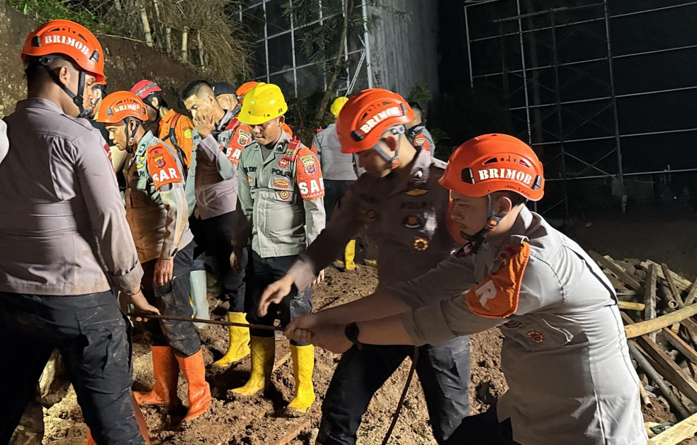 Gerak Cepat Tim SAR Sat  Brimob Polda Jabar, Enam Korban Longsor di Cisempur Berhasil Dievakuasi